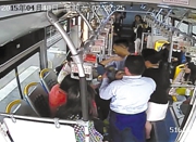 公交车上女孩因低血糖晕倒 驾驶员乘客纷纷伸援手