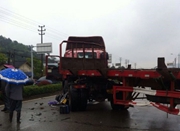 牟山镇政府对面大货车撞上了摩托车