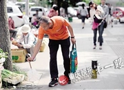 重庆亿万富翁每天上街捡垃圾 称热爱环保