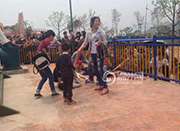 温州平阳游乐场惨剧调查：8岁男孩抢坐遭空抛