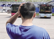 12岁初中生公交车上遭男子暴打 被雨伞打头部