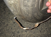 路上一根钢筋 车子轮胎很受伤