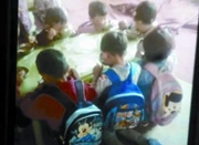 幼儿园被曝让孩子跪地用餐 老师称因没凳子