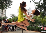 北京：钢管舞学员街头热舞