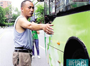 7旬老妇被卷入公交车底 40多人抬车营救