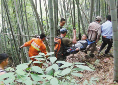 驴友登山探险途中摔伤脚踝 5小时后被营救下山