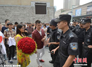 男子在步行街携近百亲友求婚 被民警带走