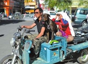小伙骑单车带患病女友去西藏 在布达拉宫前求婚
