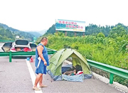夫妻寻找刺激在高速公路上搭帐篷休息