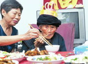 四川最长寿老人过118岁生日 一天三顿爱吃回锅肉