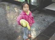 3岁女孩抱玩具独自在街头玩耍 路人担心报警