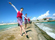 南沙永暑礁新建机场启用 中国空姐登岛拍照