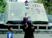 游客携子爬五三惨案纪念碑 市民阻止后仍继续拍照