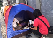 孩子上兴趣班 家长在少年宫搭20多顶帐篷陪读