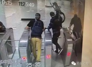 3名外籍男扛自行车逃票进上海地铁 用英语骂人