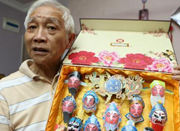 上海七旬老人10多年创作2500余蛋壳画