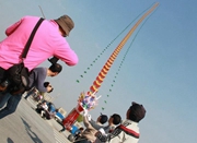厉害了！宁波14岁孩子把50米龙串式风筝玩上天