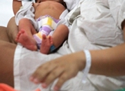 美国孕妇遭枪击身亡 医生30秒紧急剖腹救活婴儿