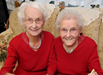 英双胞胎姐妹共庆百岁生日