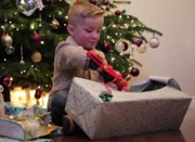 英国4岁男孩天生没右手 圣诞获赠“钢铁侠”义肢