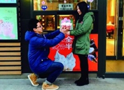 北漂男子花1毛钱购甜筒向女友求婚成功