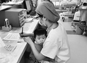 中国护士数量缺口达几百万 薪酬低导致留不住人
