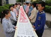 江苏小学生历时一年完成剪纸版《清明上河图》