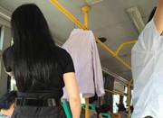 奇葩！武汉女子公交车上晾衣服，还自带衣架