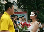 大学女老师穿婚纱向男学生求婚 成功后两人拥吻