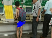 日本男子在火车站裸体购票 引乘客围观拍照