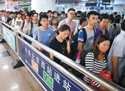 全国铁路暑运启动 北京站