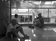 宁波地铁站频现“纳凉一族” 有的光脚唠嗑有的席地而睡