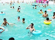西安一泳池消毒剂超标 16名孩子游泳后中毒