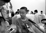 北京籍14岁最小新生清华报到 自信融入新生活