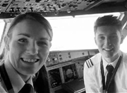 世界最年轻美女机长13岁学开飞机 19岁当飞行员