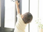 2岁男童独自在家遭反锁 余姚消防紧急搭梯子施救