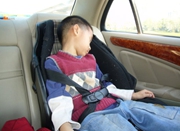 4岁男孩常在安全座椅上低头睡觉 致颈椎关节错位