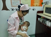 妈妈在抢救宝宝饿得哭 宁波护士解衣哺乳