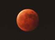 日本福冈出现“红月亮”：夜空下闪耀别样光芒