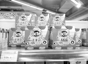 宁波某超市的进口牛奶被指变质 超市：最多一赔十