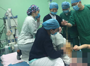 230斤产妇坐着剖腹 医生跪着开刀