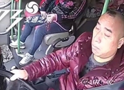 浙江大巴司机闭着眼睛开车 载84人在高速上飞驰