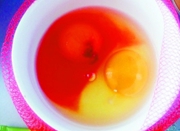 血红蛋清的蛋能吃吗？专家：别吃！鸡蛋受精了